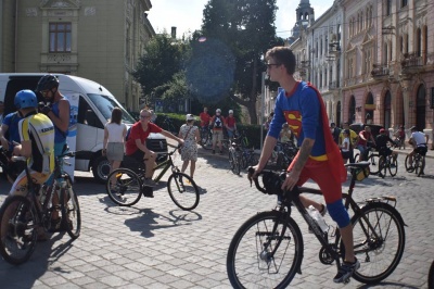 Супермен катався на велосипеді: на велодень до Чернівців приїхав відомий герой коміксів - фото