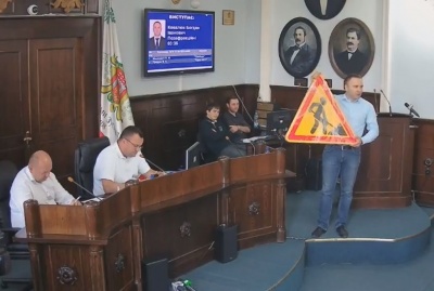 Депутат вручив мерові Чернівців дорожній знак, бо в місті не ремонтують дороги