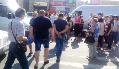 У Чернівцях група жителів Калічанки перекрила дорогу біля Калинівського ринку - фото