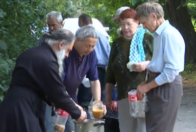 Обурені сусідством: у Чернівцях люди виступили проти безкоштовних обідів у своєму дворі