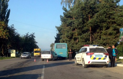 На Буковині легковик на «євробляхах» врізався в автобус, який пригальмував - фото