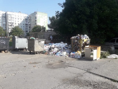 Місто у смітті: Чернівці на вихідні залишились із купами неприбраних відходів