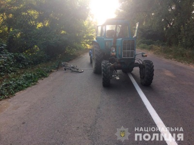 Поблизу Чернівців підліток на велосипеді потрапив під колеса трактора - фото