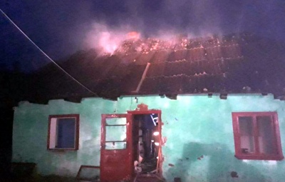 На Буковині горів житловий будинок: вогонь знищив дах та майно - фото