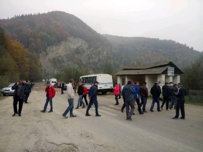 На Прикарпатті жителі знову перекрили дорогу на Чернівці, бо влада не виділила кошти на ремонт