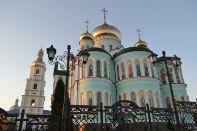 Проросійські кола розповсюджують фейки про утиски румунської церкви в Україні - посольство