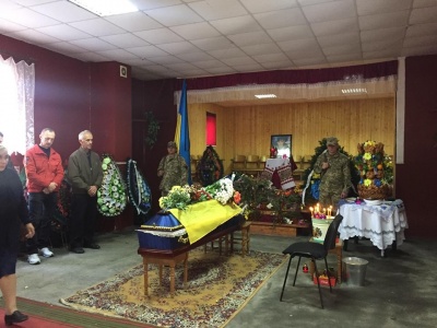На Буковині односельчани прощалися із загиблим бійцем Дмитром Дарієм - фото