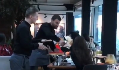 У Києві офіціант жбурнув торт в обличчя скандальній відвідувачці ресторану - відео