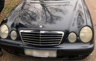 На Буковині водій Mercedes збив жінку і втік з місця аварії: у постраждалої - травми голови