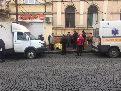 У центрі Чернівців посеред вулиці раптово помер чоловік - фото