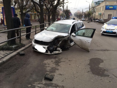 У центрі Чернівці зіткнулись два легковики: один з водіїв намагався втекти