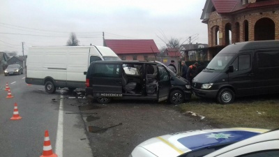 У потрійній ДТП в Лужанах постраждали двоє людей - фото