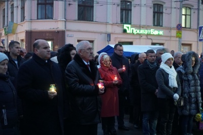 День Гідності та Свободи: близько сотні людей помолились у центрі Чернівців - фото