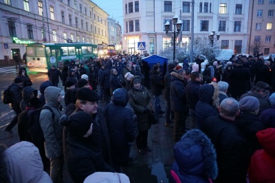 День Гідності та Свободи: близько сотні людей помолились у центрі Чернівців - фото