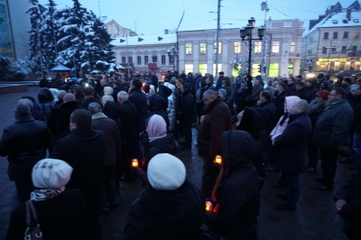 День Гідності та Свободи: близько сотні людей помолились у центрі Чернівців - фото