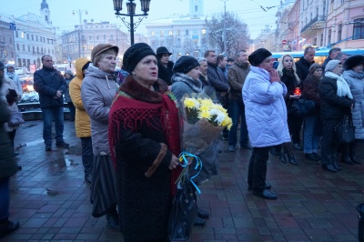 День Гідності та Свободи: близько сотні людей помолились у центрі Чернівців - фото