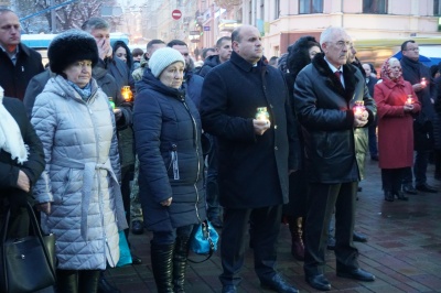 День Гідності та Свободи: близько сотні людей помолились у центрі Чернівців - фото