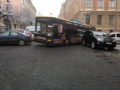 У центрі Чернівців утворився значний затор через припарковані автівки - фото