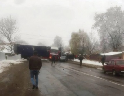 На Буковині через ожеледицю вантажівку розвернуло посеред дороги - фото