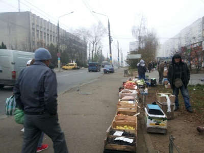 Просто розбігаються: поліція пояснила, чому процвітає стихійна торгівля у Чернівцях