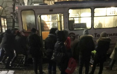 У Чернівцях тролейбус забуксував у ямі: у центрі міста утворився затор - відео