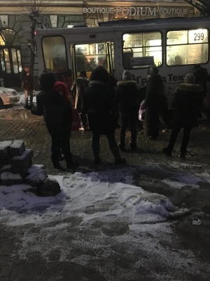 У Чернівцях тролейбус забуксував у ямі: у центрі міста утворився затор - відео