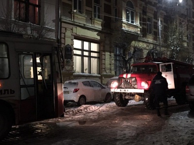 Рятувальники витягнули з ями тролейбус, який заблокував рух транспорту в центрі Чернівців