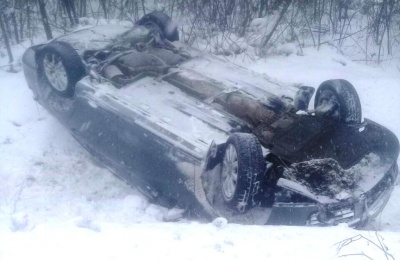 На Буковині через снігову негоду на трасі перекинувся легковик - фото