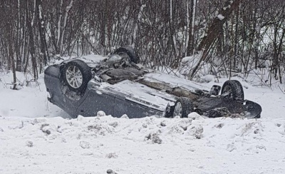 На Буковині через снігову негоду на трасі перекинувся легковик - фото