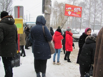 У Чернівцях снігопад заблокував рух міського транспорту: на зупинках – натовпи людей