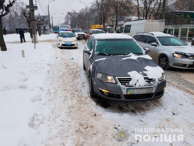 У Чернівцях Volkswagen збив пішохода: потерпіла отримала численні травми