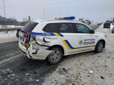 На Буковині в потрійній ДТП постраждало авто поліції - фото