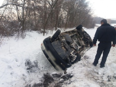 На Буковині мікроавтобус перекинувся на слизькій дорозі - фото