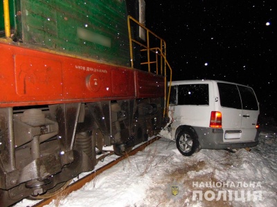 На Буковині мікроавтобус потрапив під локомотив: двоє людей постраждали - фото