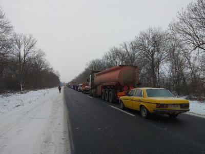 Через аварію в Динівцях поліція обмежила рух транспорту на трасі «Чернівці–Житомир»