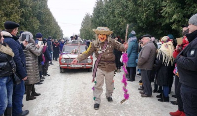 Вулиці Вашківців заполонили сотні маланкарів – фото