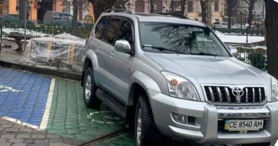 У Чернівцях службове авто міськради заблокувало місце для зарядки електромобілів - фото