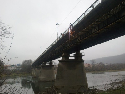 Кинулась з моста у річку: на Буковині жінка вчинила самогубство на очах у свідків