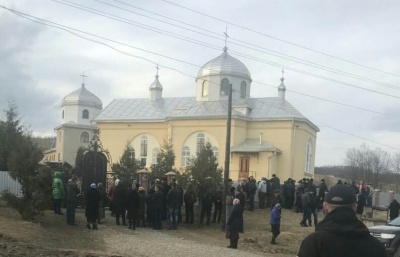 В УПЦ МП заявили про спробу захоплення храму на Буковині: поліція охороняє порядок