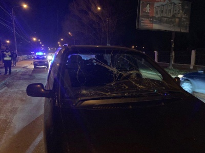 У Чернівцях Chrysler збив жінку, яка переходила дорогу в недозволеному місці – фото
