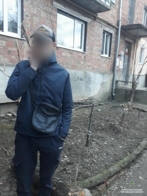У Чернівцях затримали юнака з наркотиками - фото