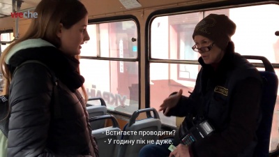«Я не вмію, дівчата»: у тролейбусах Чернівців досі повноцінно не запрацювала система е-квитка