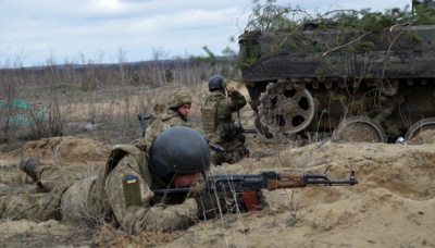 На Донбасі внаслідок обстрілів загинув український військовий