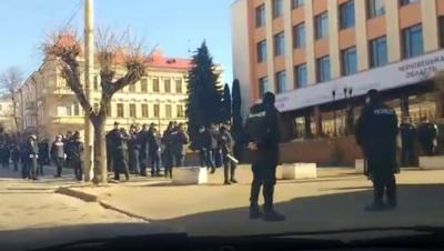 Десятки поліцейських та охоронців: як у Чернівцях очікують прибуття Порошенка