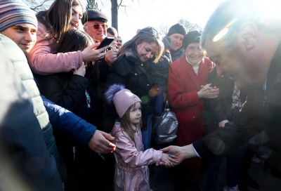 Селфі та натовп: Порошенко показав, як його зустрічали на Буковині – відео