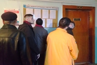 Черги й непорозуміння: у Чернівцях натовпи штурмують відділи реєстру виборців, щоби змінити місце голосування