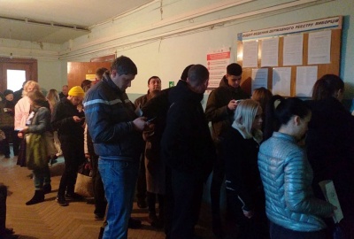 Черги й непорозуміння: у Чернівцях натовпи штурмують відділи реєстру виборців, щоби змінити місце голосування