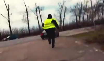 «Зжери ці бабки!»: з’явилося відео із підозрюваним у хабарництві патрульним, який втікає