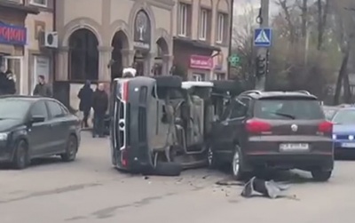 ДТП на Кемпінгу в Чернівцях: перекинувся мікроавтобус – відео. Оновлено