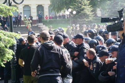 З’явилося відео сутичок поліції та противників ЛГБТ у центрі Чернівців